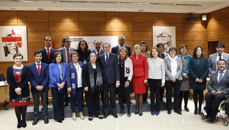 Foto de familia del Consejo Territorial de Servicios Sociales y del Sistema para la Autonomía y Atención a la Dependencia reunido hoy en Madrid