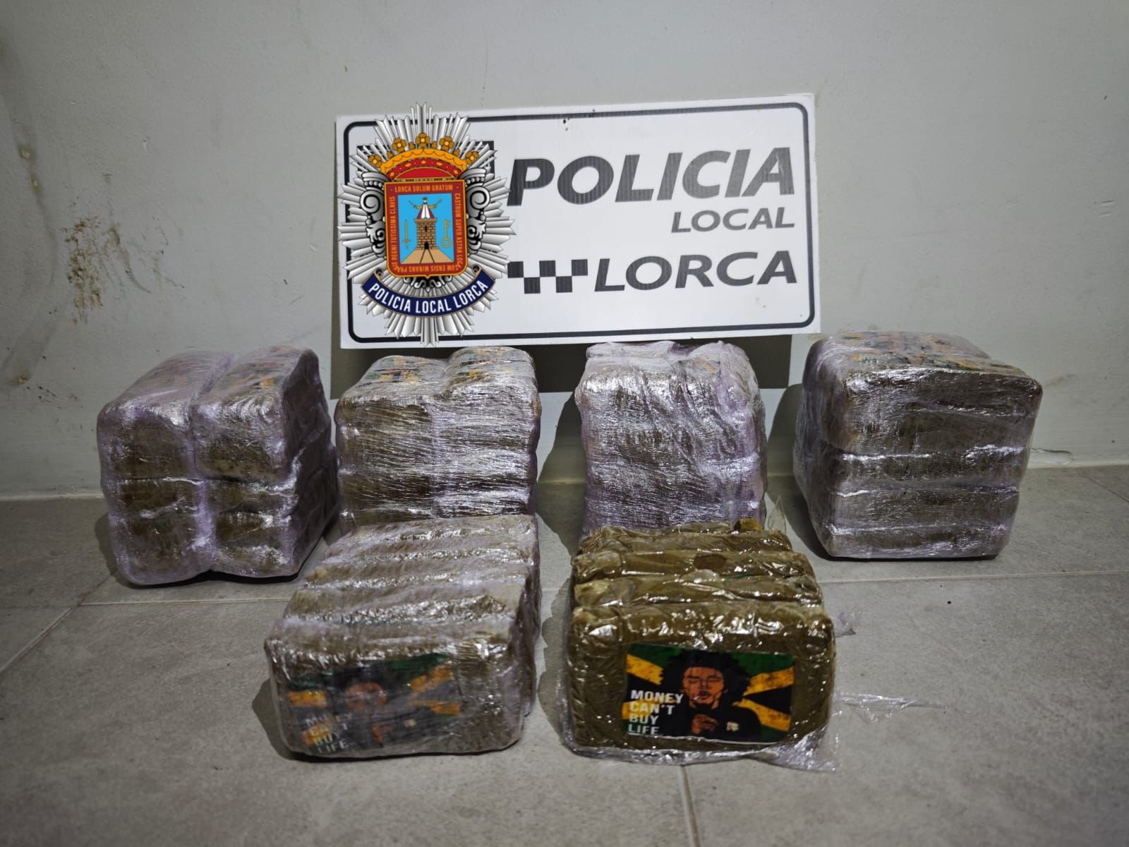 Intervenidos cinco kilos de hachís en una operación antidroga en Lorca con tres detenidos.