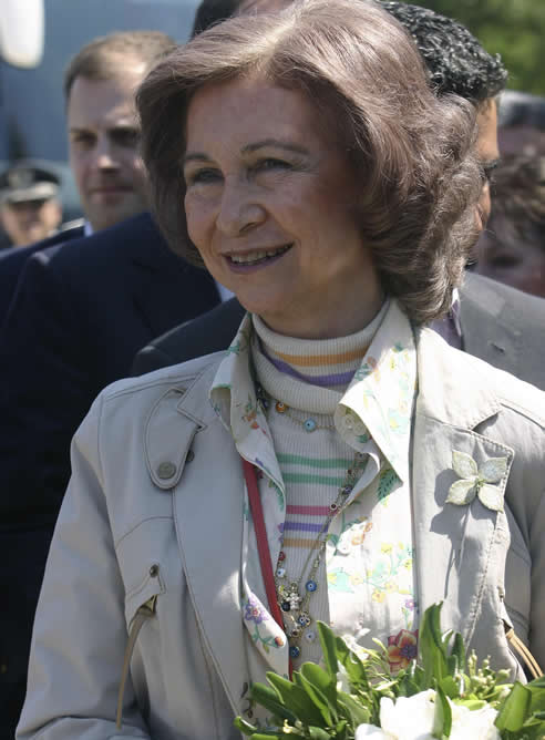 A escasos seis meses de su 70 cumpleaños y cuando hace tres días que celebró su 46 aniversario de boda con Don Juan Carlos, la Reina de España confiesa que se siente "cien por cien" española y muy orgullosa de poder ser útil al que considera como su país.