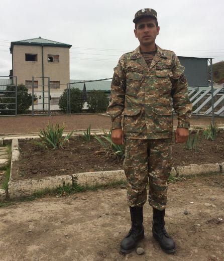 El oficial Sevak Ghulyan en las instalaciones militares en las que está destinado.