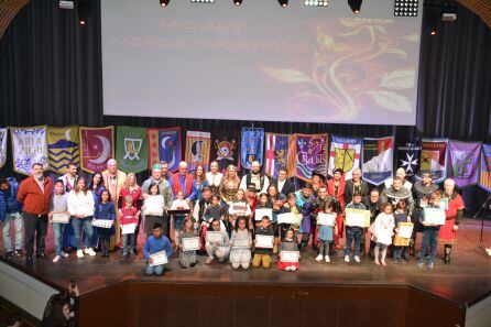 Foto final de familia, con los alumnos premiados en el concurso de dibujo.