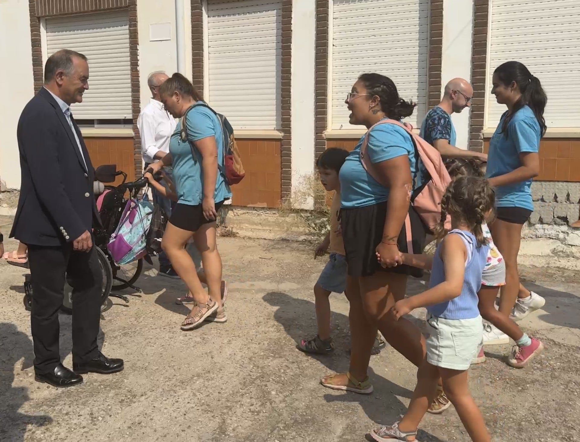 Trabajadores e integrantes del campamento 'Olastars Camp', durante la visita del alcalde de Talavera, José Julián Gregorio