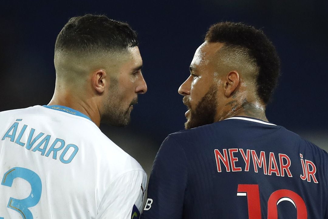 Neymar y Álvaro González se encaran durante el partido entre el PSG y el Olympique de Marsella