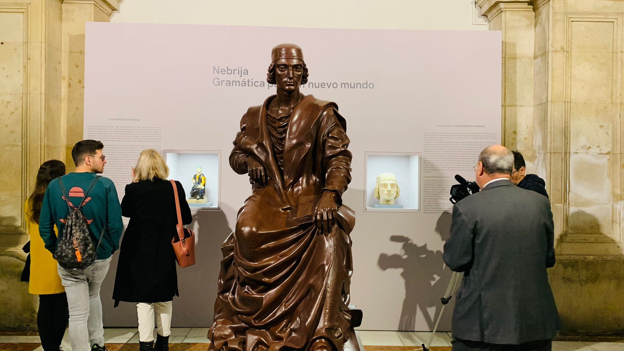 Escultura de Elio Antonio de Nebrija en la Facultad de Filología de Sevilla