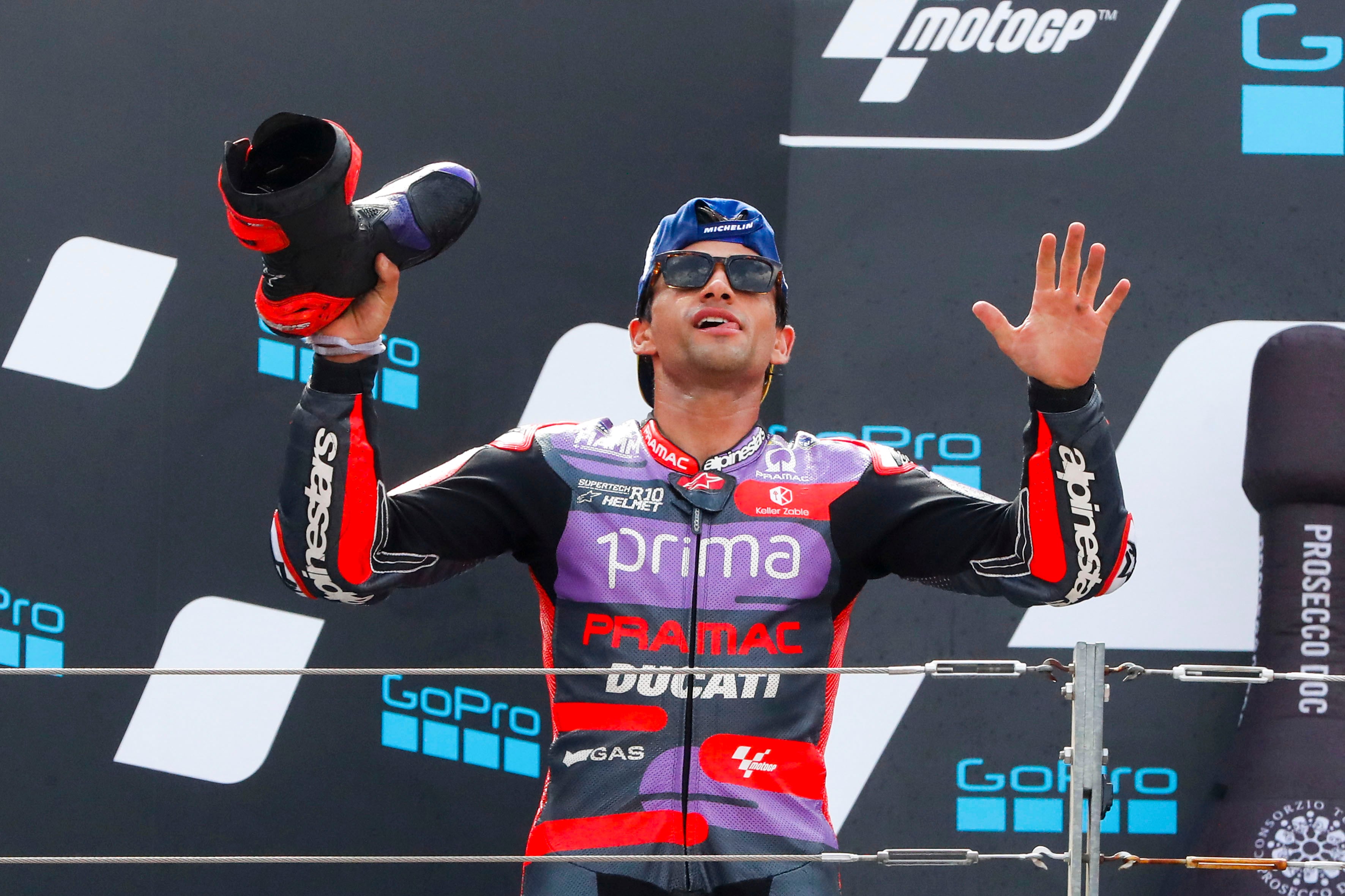 ALCAÑIZ (TERUEL), 01/09/2024.- El piloto español de MotoGP, Jorge Martín, actual líder del mundial, celebra su segunda posición en el Gran Premio de Aragón, duodécima cita de los Mundiales de motociclismo de velocidad celebrada en el circuito MotorLand de Alcañiz (Teruel). EFE/Javier Cebollada
