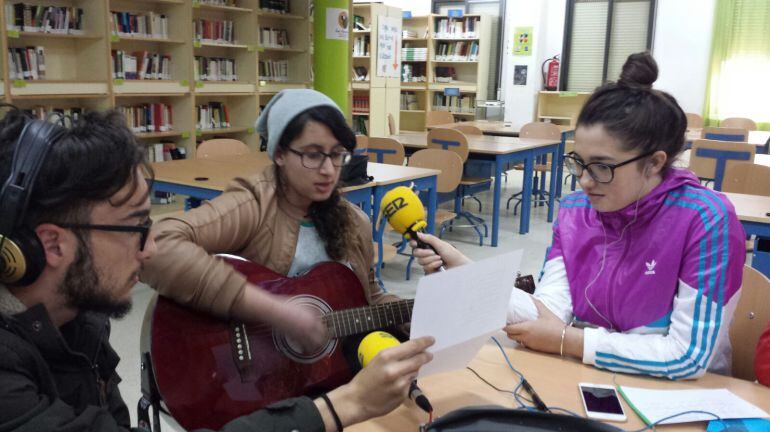 Noa Safani cantando en directo en la SER