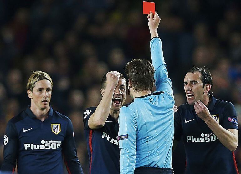 Fernando Torres en el momento de ser expulsado por el árbitro alemán Felix Byrch en el Barça-Atlético de Champions en el Camp Nou