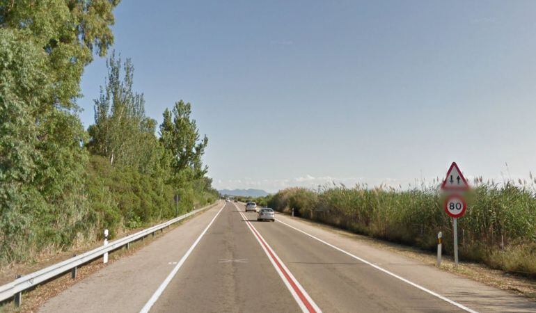 Un tramo de la carretera CV 500 en el límite con el Parque Natural de la Albufera