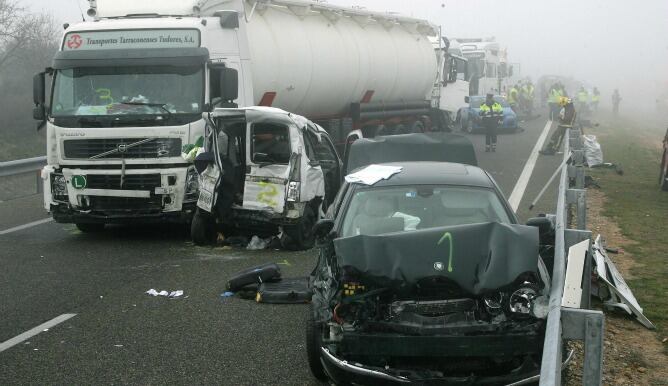 Dieciocho vehículos se han visto implicados en el accidente de tráfico ocurrido esta mañana en la AP-2, en el término municipal de Castelldans (Lleida)