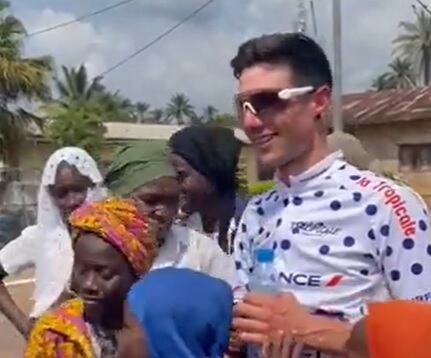 El ciclista arandino del Burgos BH, Mario Aparicio, porta el maillot de la montaña del Tour de Gabón