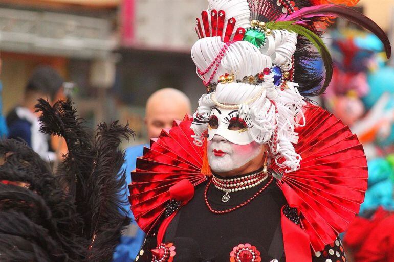 Un personaje disfrazado durnate