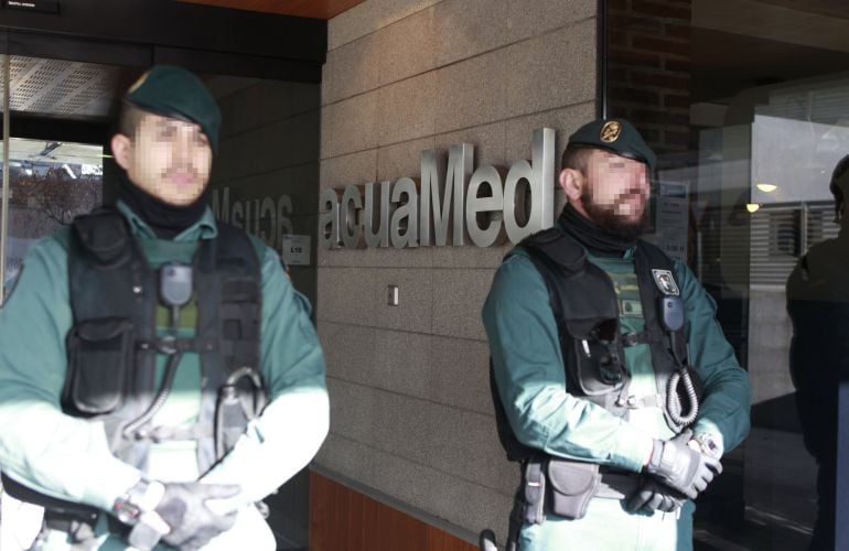 La Guardia Civil durante el registro de la sede de la empresa Aguas de las Cuencas Mediterráneas (Acuamed), dependiente del Ministerio de Agricultura.