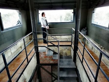 Una funcionaria muestra el interior del mirador del monumento a Alfonso XII en El Retiro