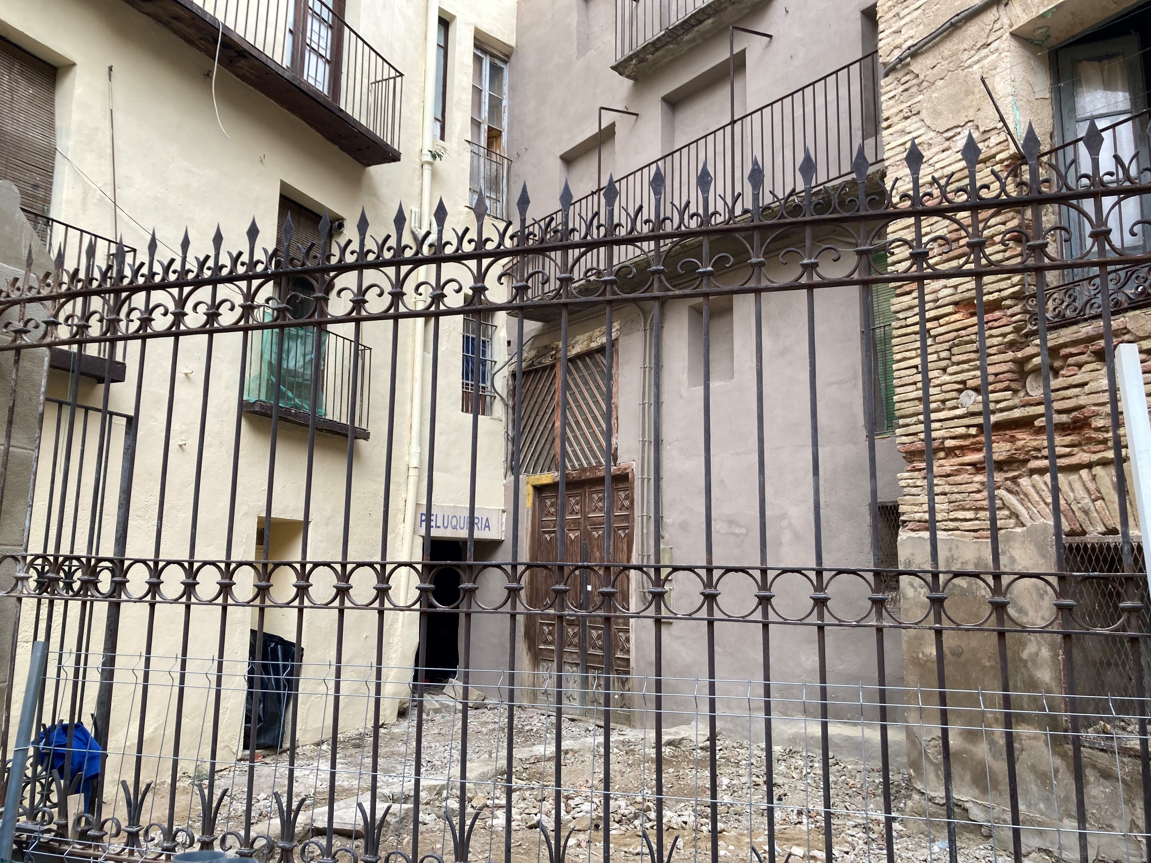 La verja vuelve a estar instalada en su ubicación