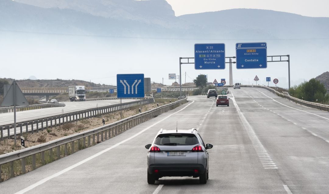 Un turismo en la carretera.