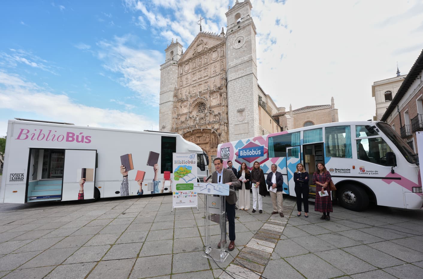 El presidente de la Diputación de Valladolid, Conrado Íscar, presenta la programación por los 40 años del Bibliobús