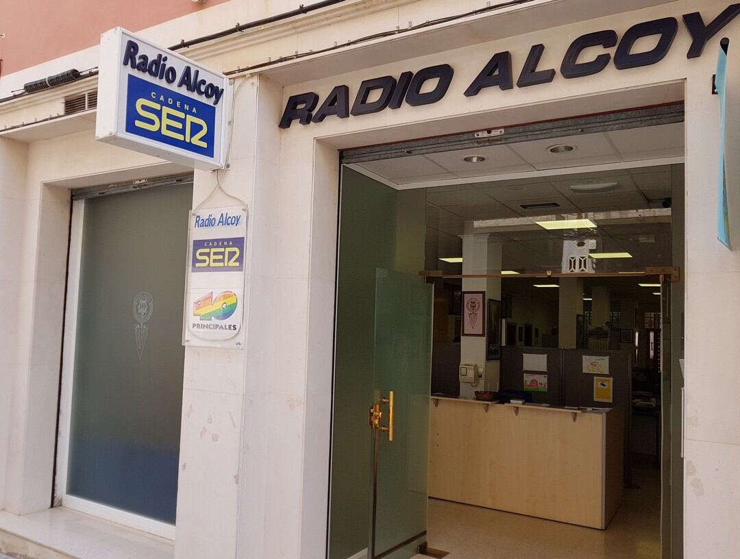 Entrada a los estudios de Radio Alcoy, en la calle Doctor Sempere de la capital de l'Alcoià.