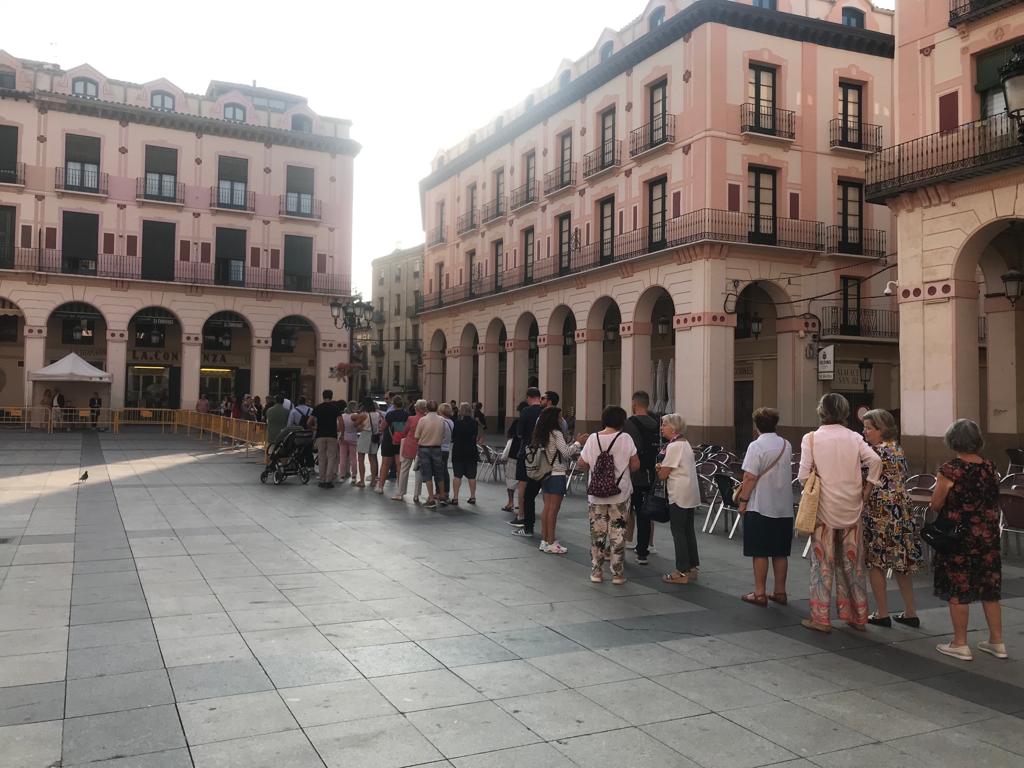 Medio centenar de personas hacían cola poco antes de las 10 de la mañana para conseguir Bonos Impulsa