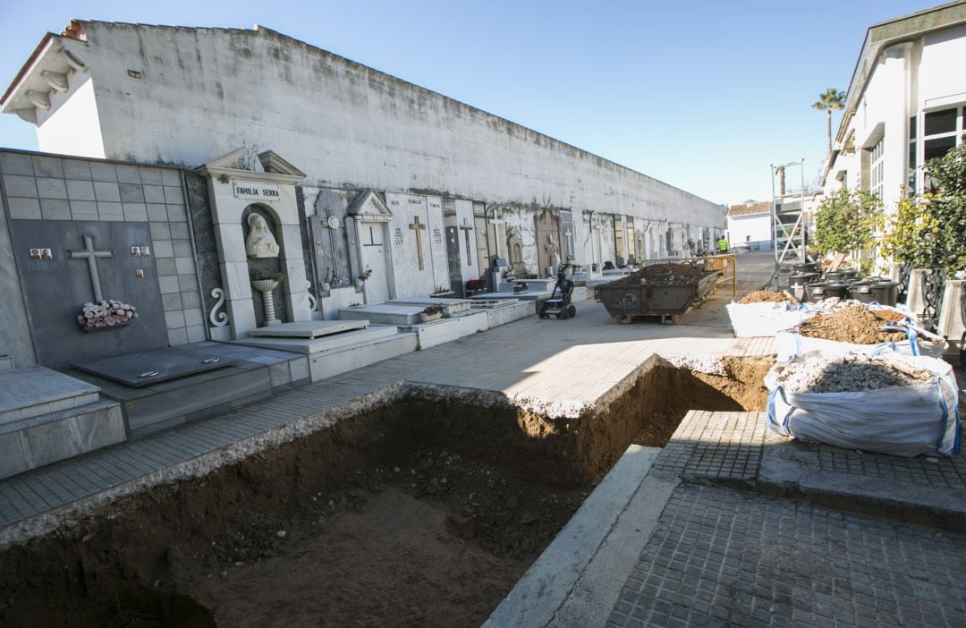 Trabajos en las fosas del cementerio de Gandia 