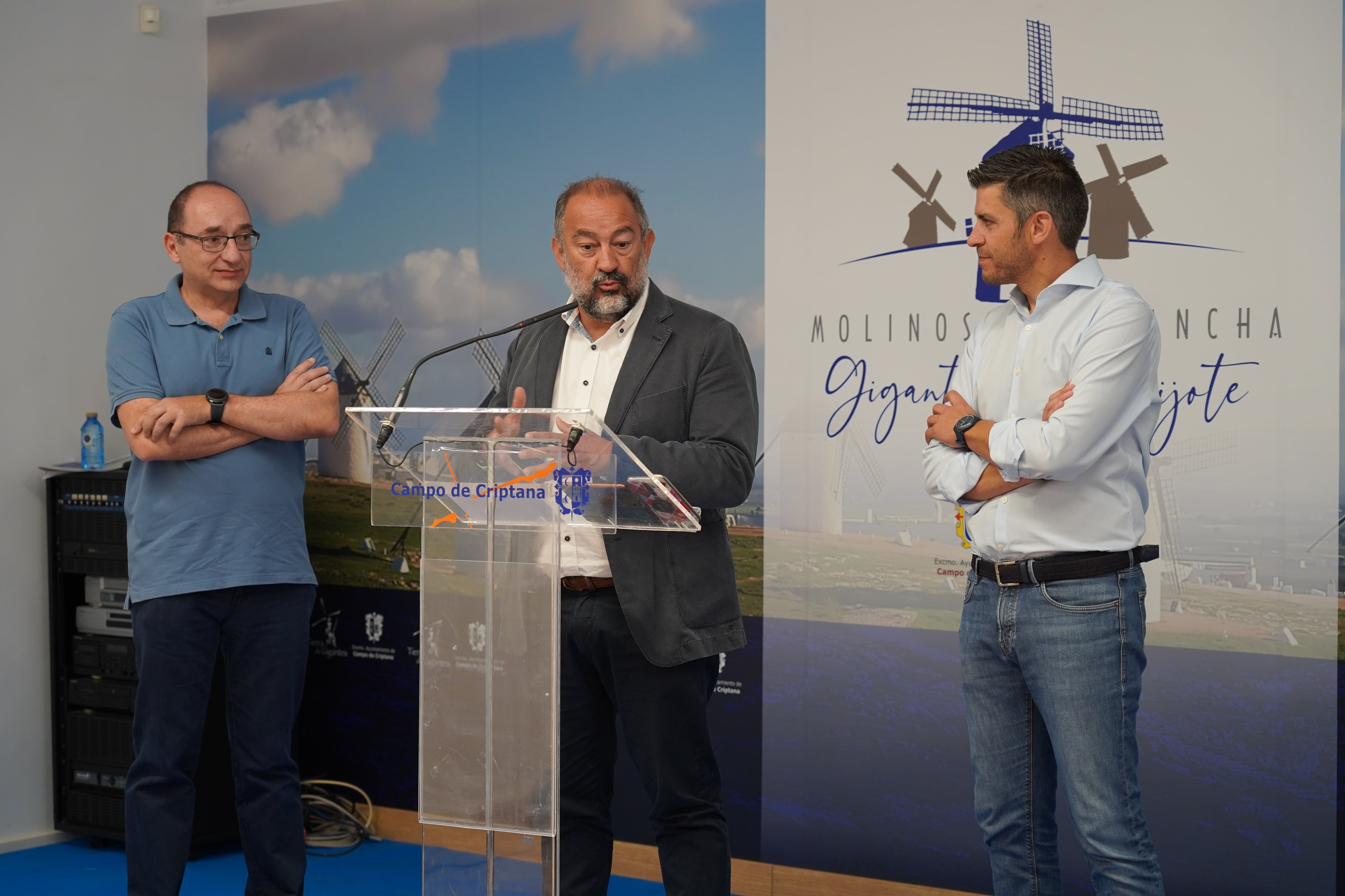 Julián Garde, rector de la UCLM (centro), y Santiago Lázaro, alcalde de Campo de Criptana (derecha), en la presentación del curso