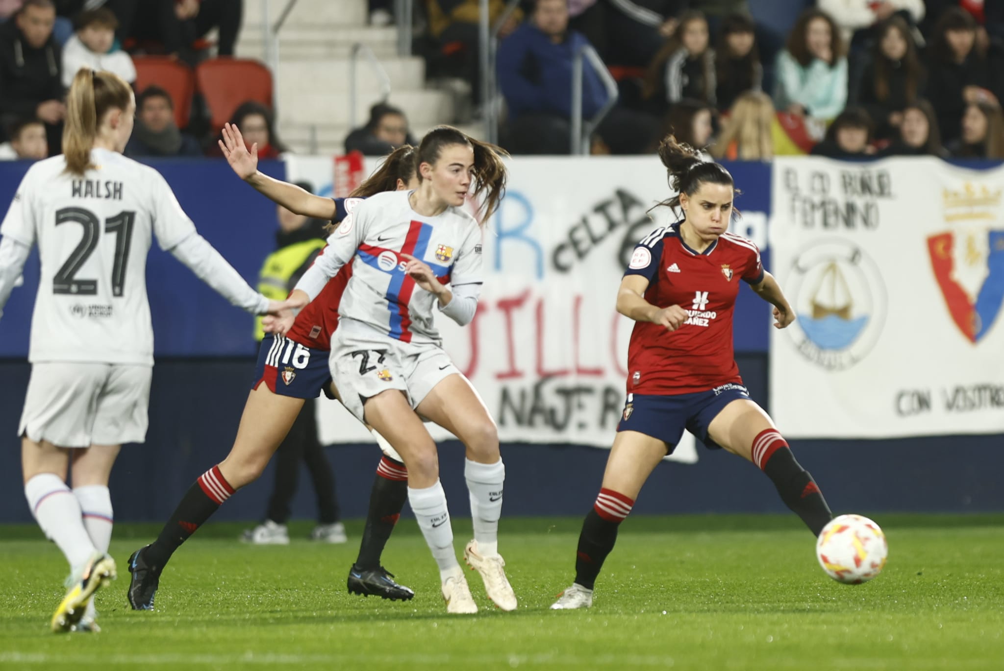 Un lance del partido en el Sadar entre Osasuna y Barça de la Copa de la Reina