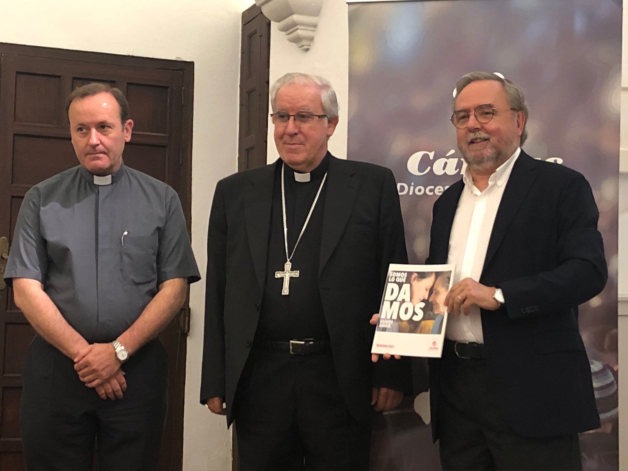 De izquierda a derecha, Carlos González, delegado episcopal en Cáritas Diocesana de Sevilla; José Ángel Saiz Meneses, arzobispo de Sevilla; y Mariano Pérez de Ayala, director de Cáritas Sevilla