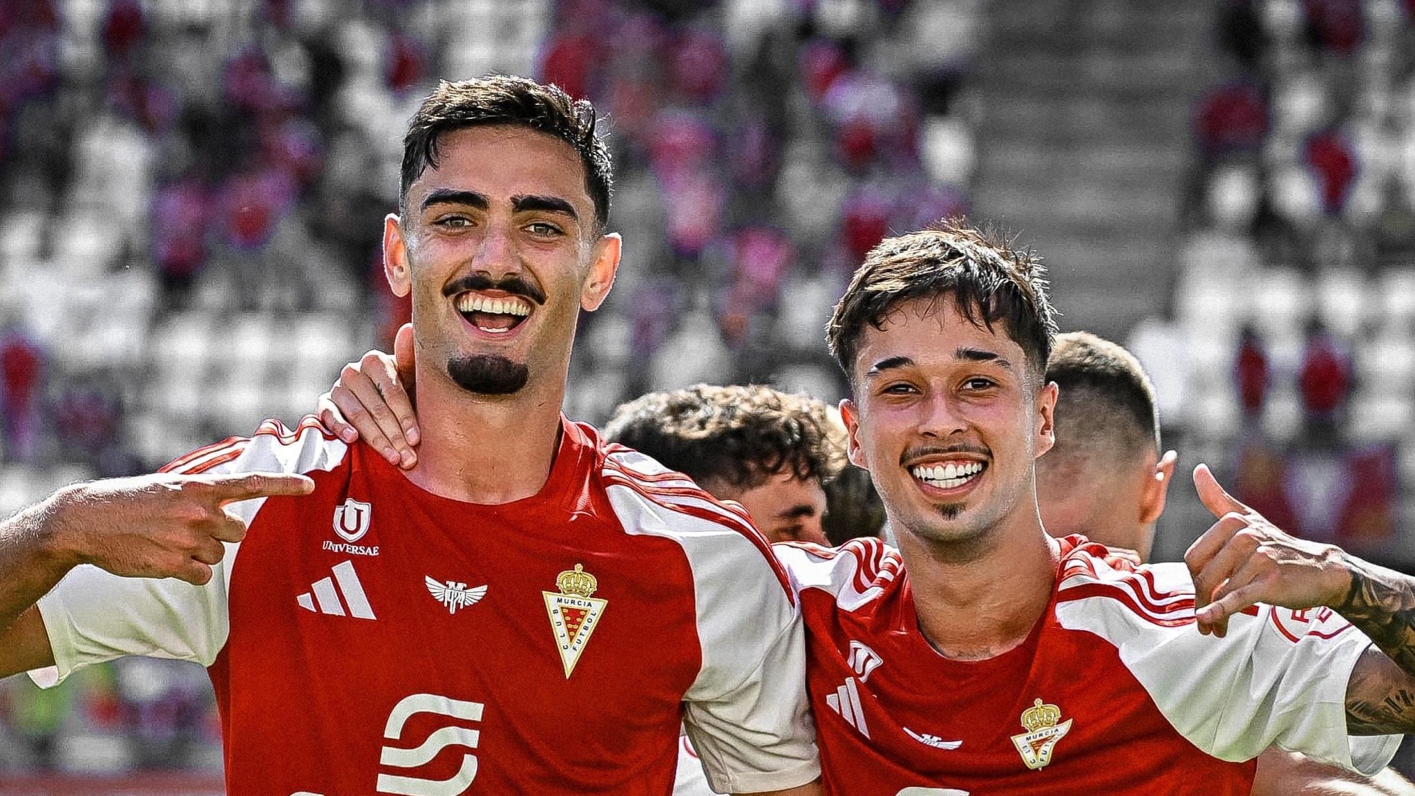 João Pedro Gomes Palmberg y Matheus Cadorini celebran un gol con el Real Murcia