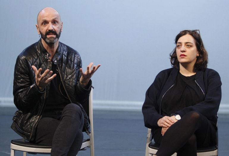 La delegada de Cultura y Deportes del Ayuntamiento de Madrid, Celia Mayer, acompañada por el director artístico del Matadero, Mateo Feijoo, durante la presentación en el Matadero de su programación