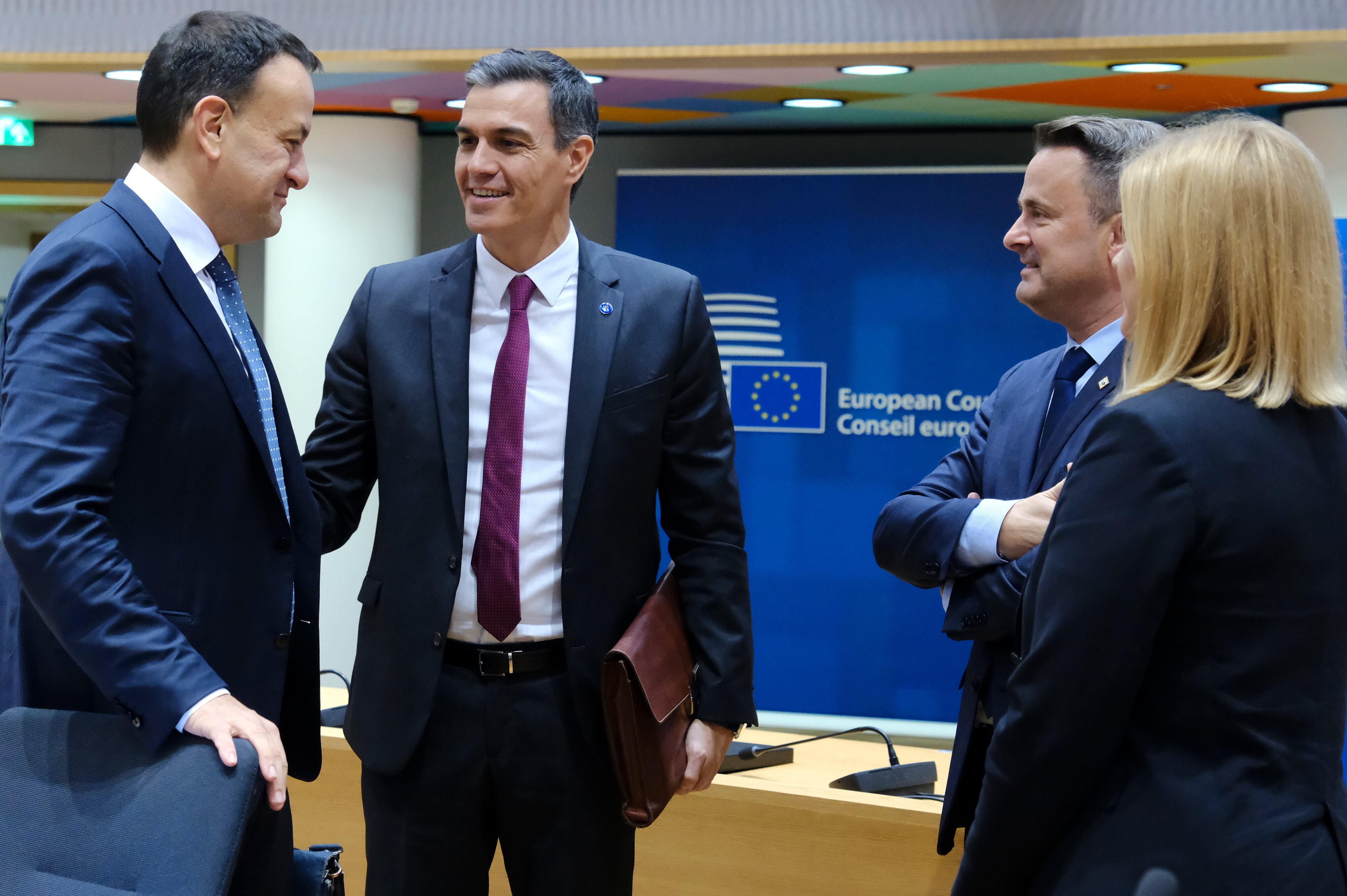 El presidente del gobierno de España en funciones Pedro Sánchez, conversa con el primer ministro de Irlanda, Leo Varadkar, durante la Cumbre de jefes de Estado y de Gobierno de la Unión Europea.