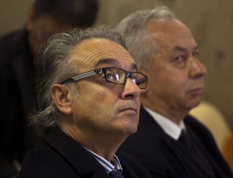 Angel Lavin, expresidente del Racing de Santander (i) junto al junto al exconsejero del Racing de Santander, Manuel Ruiloba (d), durante el juicio por la impugnación solicitada de las juntas de accionistas de 2014, que llevaron a la salida de Lavín del cl