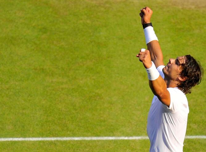 Nadal celebra su victoria sobre el alemán Petzschner