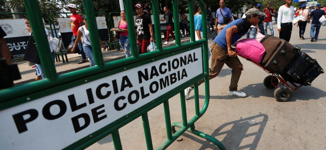 venezolanos cruzan la fontera hacia Colombia