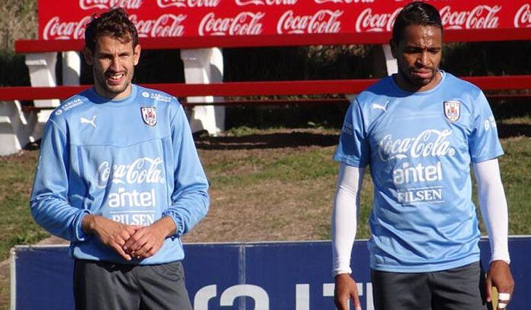 Alvaro Pereira (d) en una concentración con la selección uruguaya