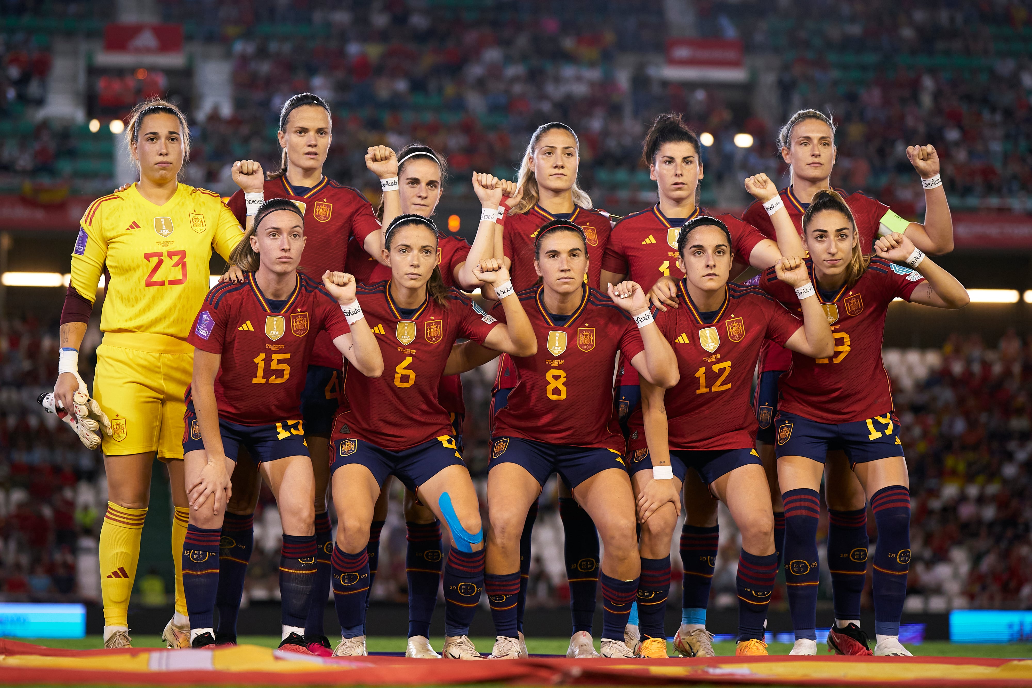 Las jugadoras de la Selección española portaron en su muñeca un brazalete con el lema &quot;Se acabó&quot;