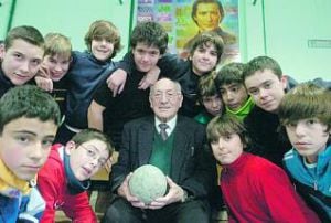 El Hermano Tomás, con algunos de los niños del colegio Maristas de León