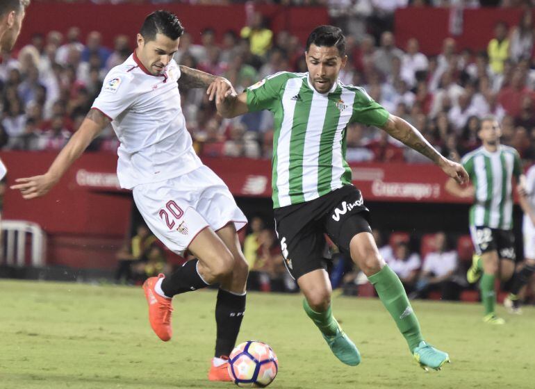 Vitolo Machín lucha el balón con el brasileño Petros Matheus