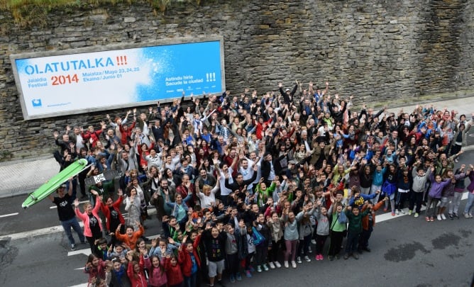 Foto de familia de la 5ª edición del Olatu Talka frente a la sede de la oficina de DSS2016