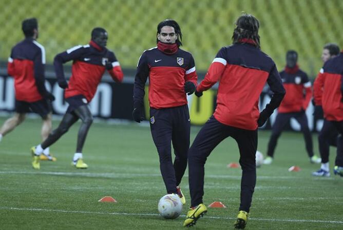 El jugador colombiano del Atlético Madrid, durante un entrenamiento en el estadio Luzhniki de Moscú, Rusia. El Atlético Madrid se enfrentará este jueves al Rubin Kazán en el partido de vuelta de dieciseisavos de la Liga Europa de fútbol.