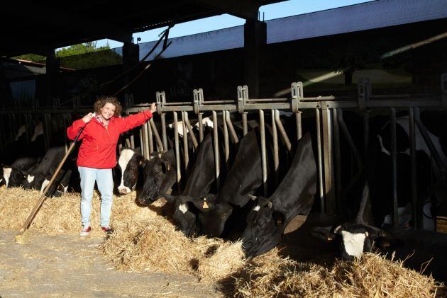 Marta Álvarez Quintero junto a sus vacas de la Granxa Maruxa