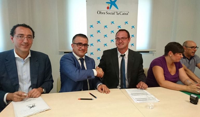 Firma del convenio entre ADIJ y la Obra Social de &#039;La Caixa&#039;