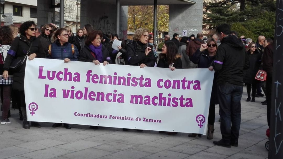 Cabecera de la manifestación contra la violencia machista en la Plaza de la Marina Española de la capital