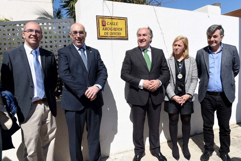 Pascual Valiente, segundo por la izquierda, durante la inauguración, en Algeciras, de la calle Abogados de Oficio.