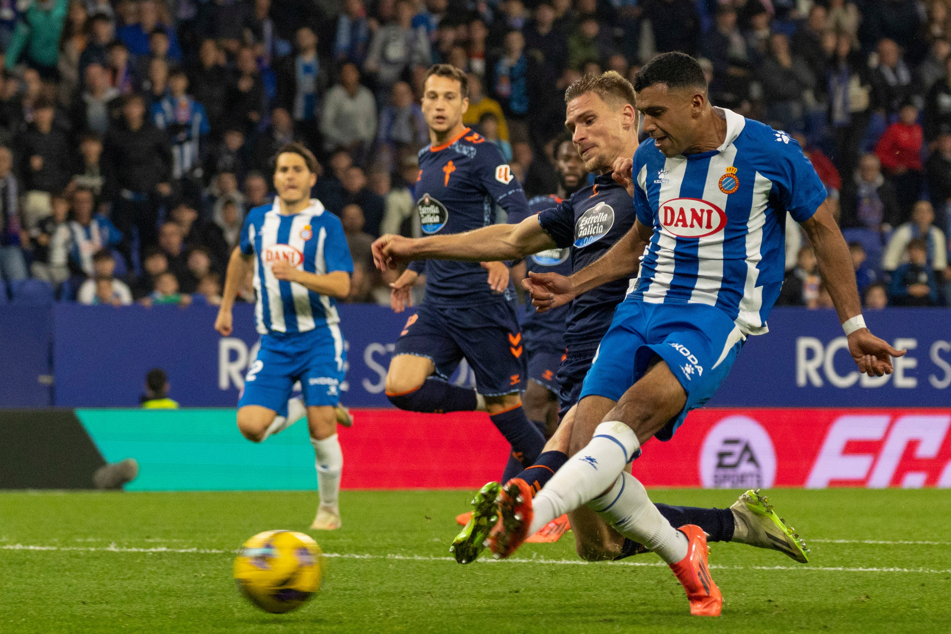 BARCELONA, 30/11/2024.- El delantero del Espanyol Walid Cheddira (d) chuta para marcar el tercer gol ante el Celta, durante el partido de LaLiga que RCD Espanyol y Celta de Vigo han disputdo este sábado en el estadio de RCDE Stadium. en Barcelona. EFE/Marta Pérez
