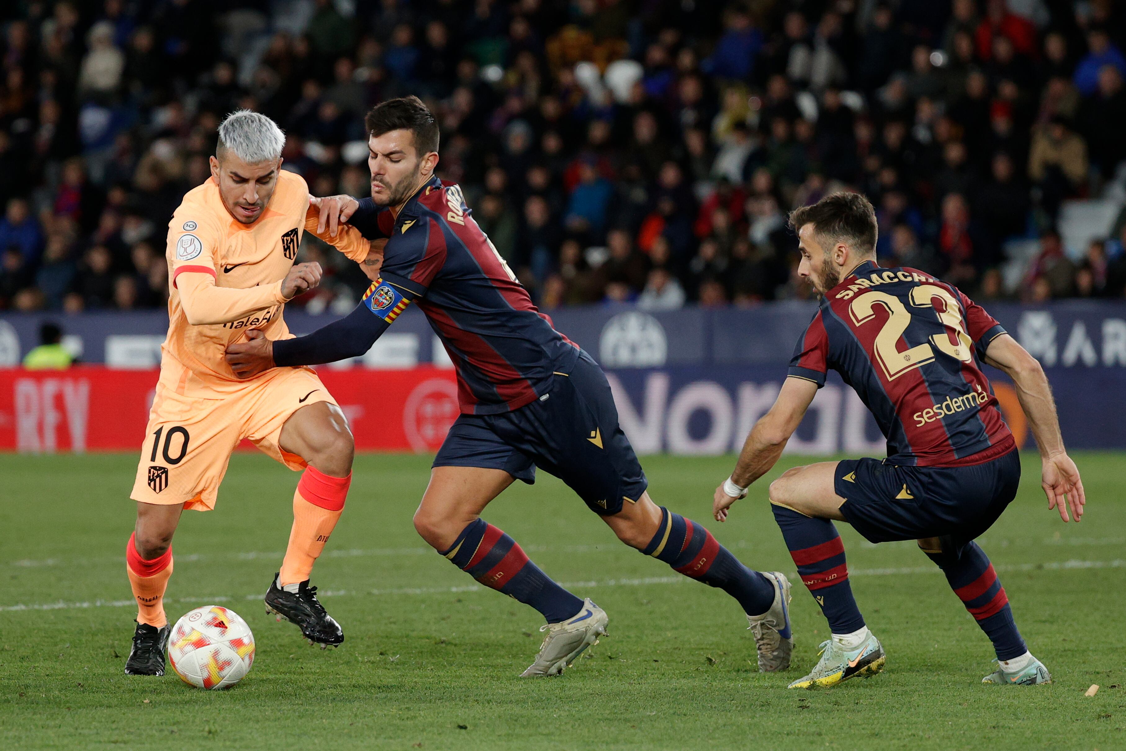 El delantero del Atlético de Madrid, Ángel Correa pelea una posesión con los defensas Levante UD Rober Pier y  Marcelo Saracchi (d), durante el partido de octavos de final de la Copa del Rey que se juega este miércoles en el Estadi Ciutat de València y que enfrenta al Levante y al Atlético de Madrid. EFE/ Manuel Bruque