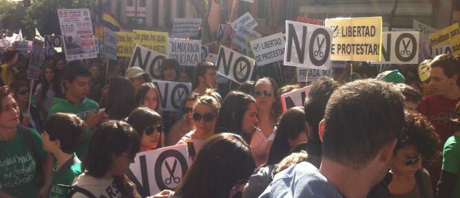 Estudiantes madrileños participando en la manifestación contra los recortes educativos del PP