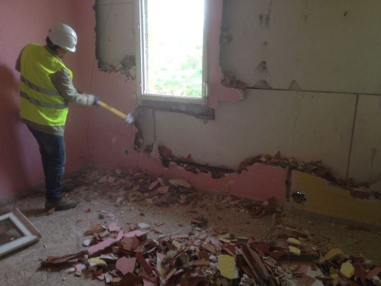 Operaris tirant a terra la primera casa del barri de Sant Joan (Figueres) a cop de mall. Foto: Aj de Figueres