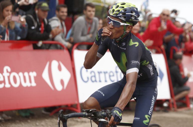 El ciclista colombiano Nairo Quintana cruza la meta de la décima etapa de la Vuelta a España en Lagos de Covadonga.