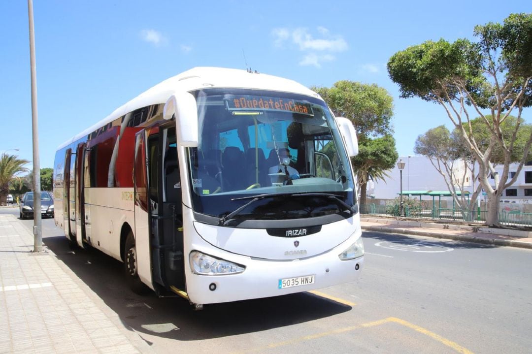 Una de las guguas de transporte interurbano de Lanzarote.