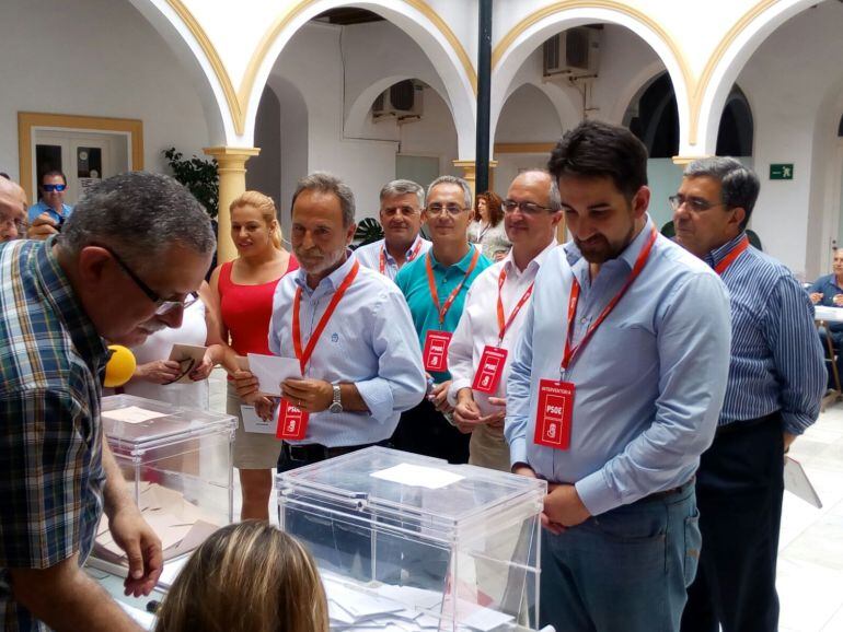 Salvador De la Encina votando