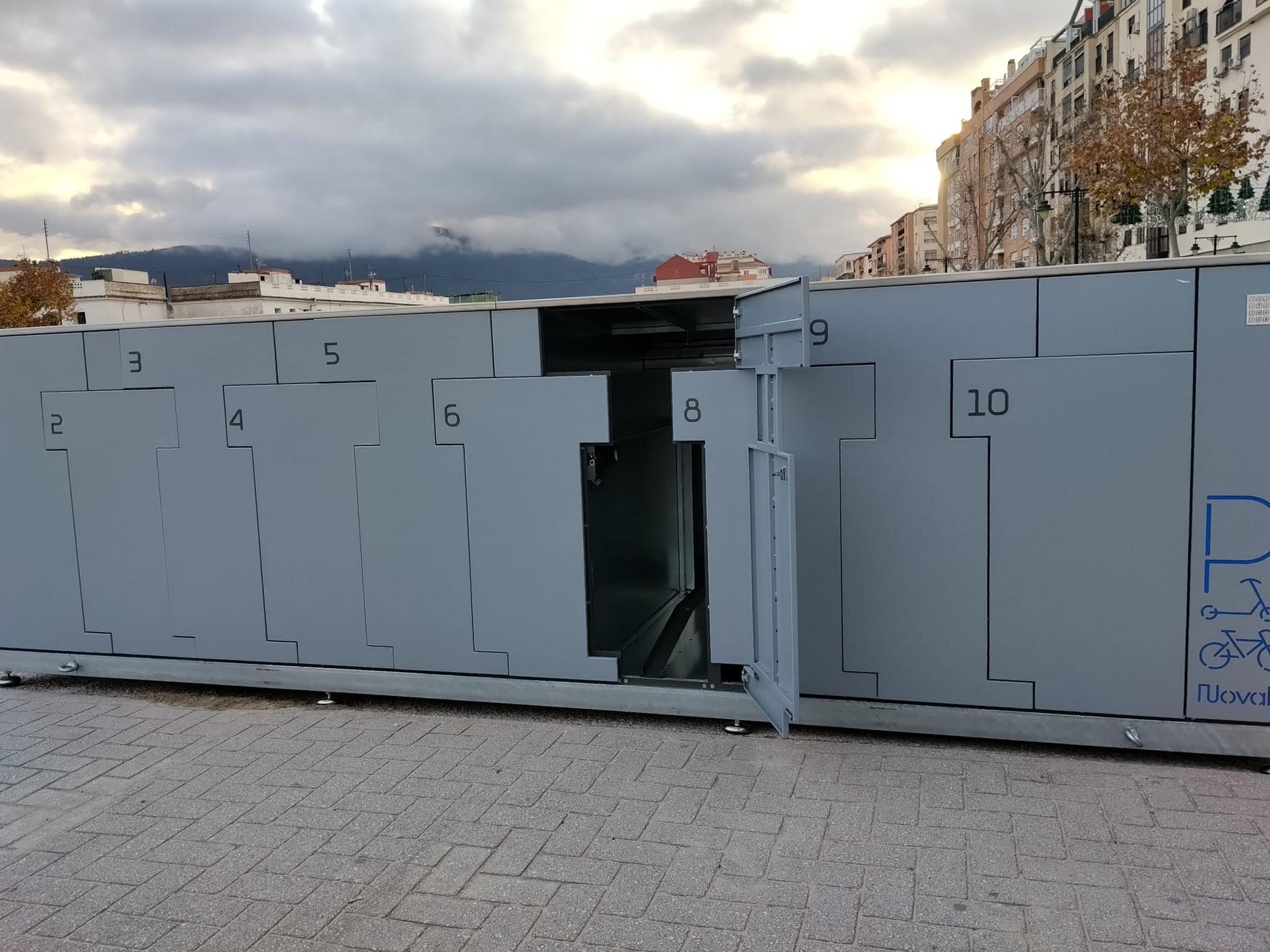 El módulo de aparcamiento para bicicletas y patinetes instalado en la plaza de Al Azraq de Alcoy.